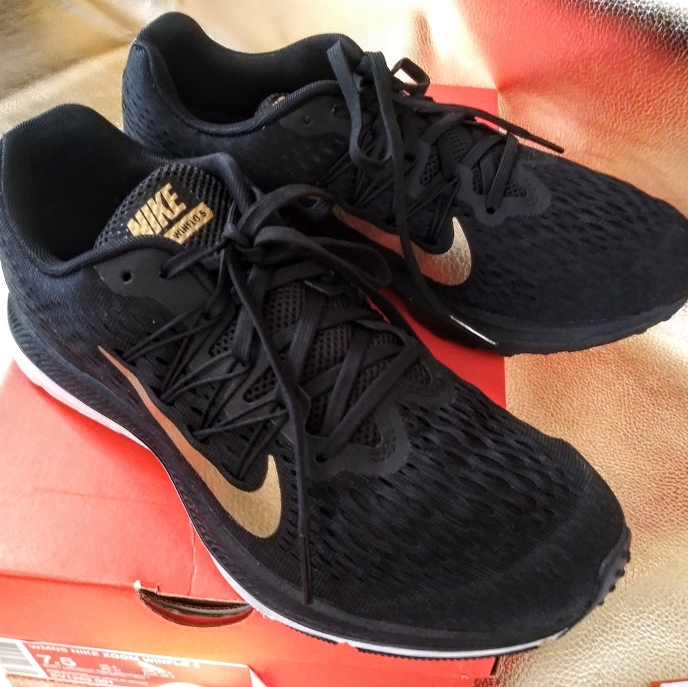 Women's Size 7.5 Nike Zoom Winflo 5 Black & Gold
